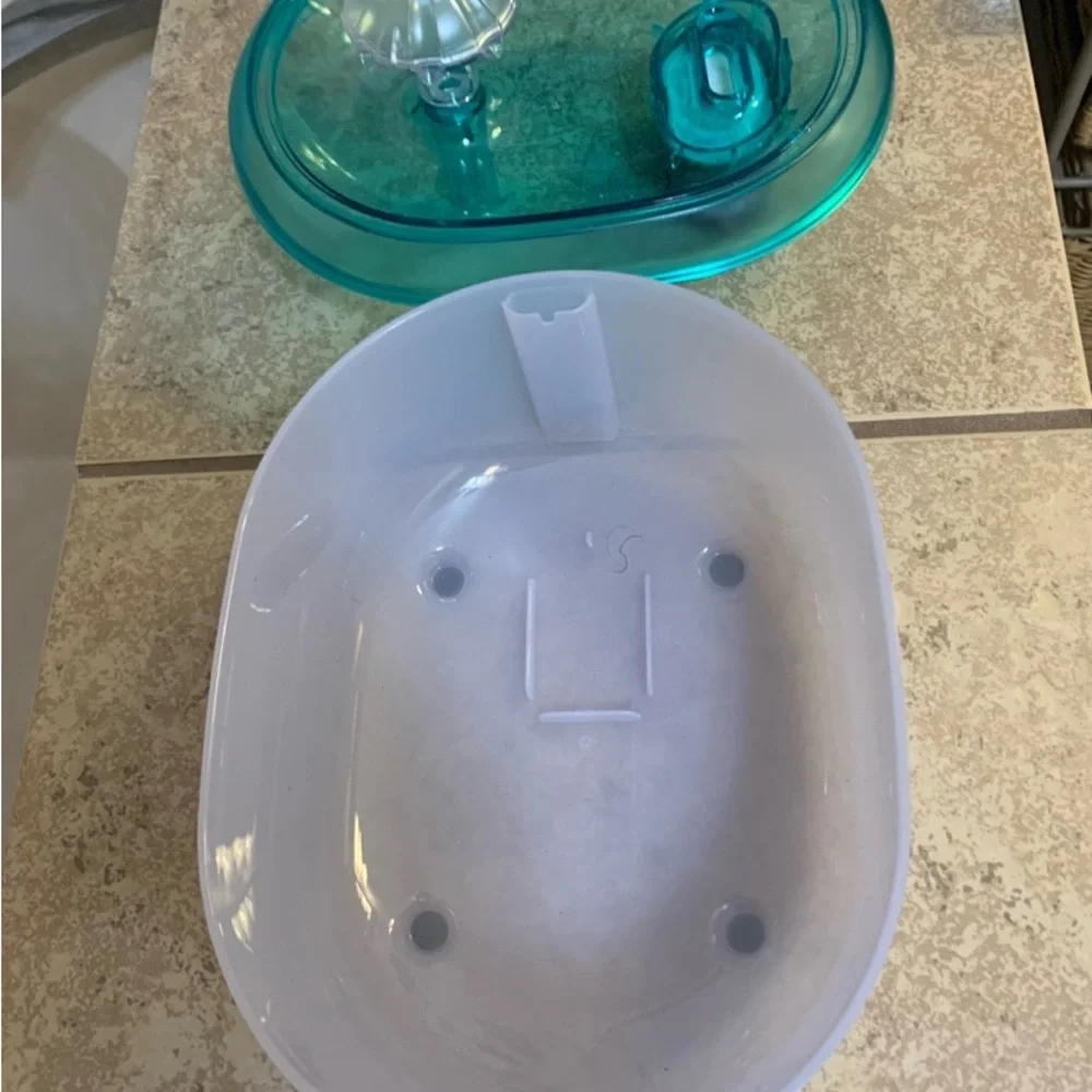 Olelica” Small Dog/ Cat Water Fountain, 71fl oz/2.1 L. Color: Aqua Blue